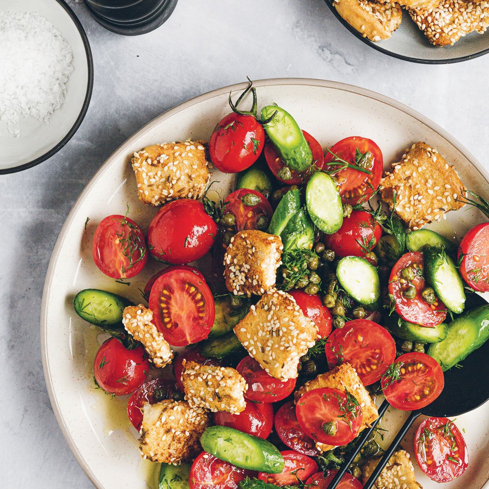Tomato and crispy crouton salad with capers