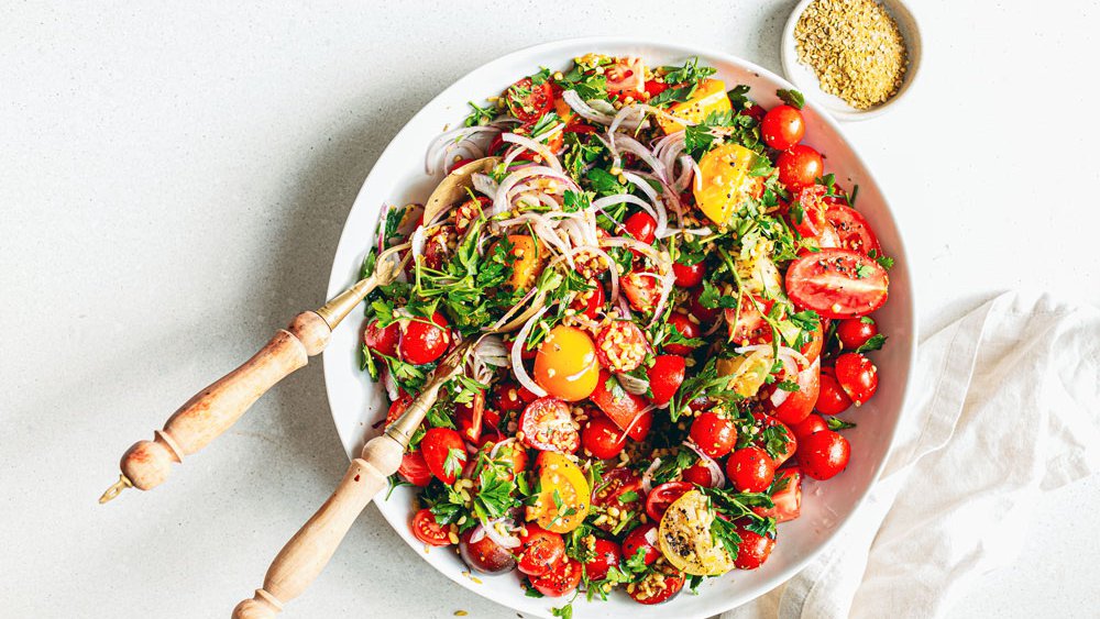 Tomato salad with crispy tabil-spiced bulgar