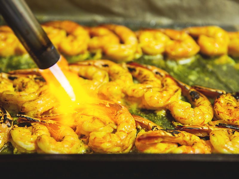 روبيان عماني بنكهة المانجو والفلفل الأحمر والكزبرة