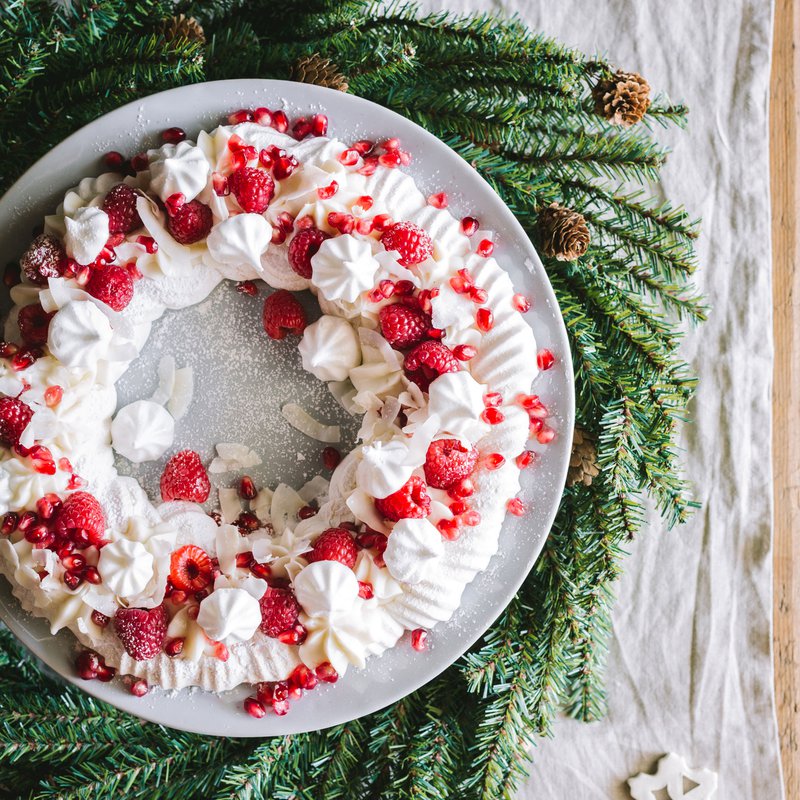 Vegan coconut &amp; raspberry pavlova wreath
