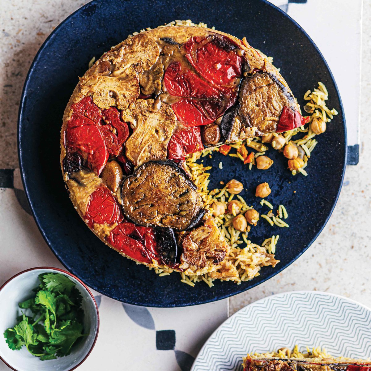 مقلوبة الطماطم والحمص النباتي