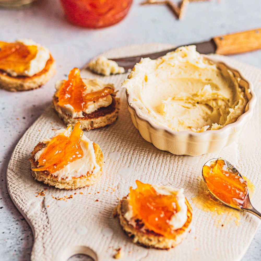 خبز محمّص مع جبنة بري دو مو المخفوقة ومرملاد البرتقال