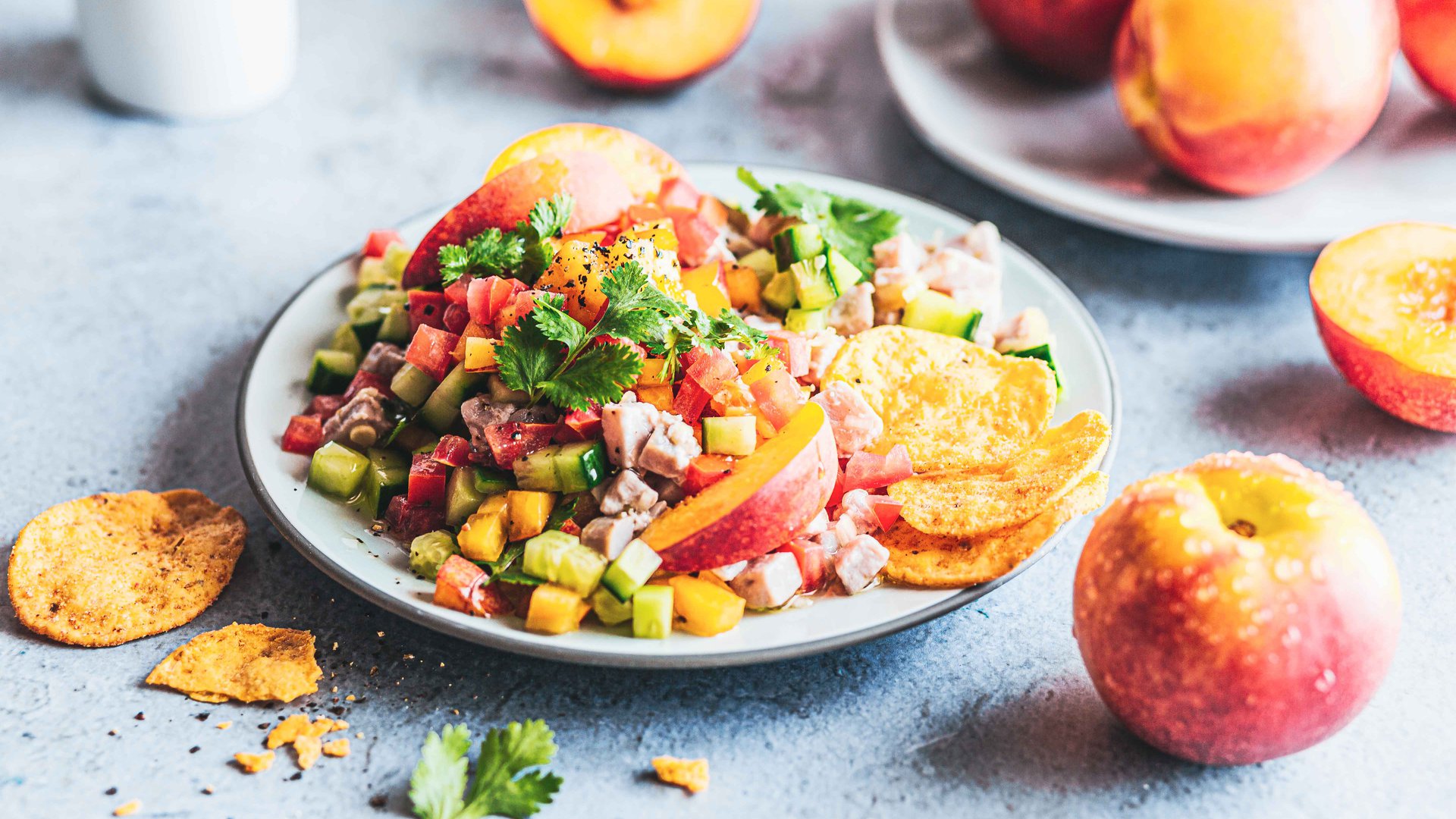 سيفيتشي مع النكتارين والتونا والفلفل الحار