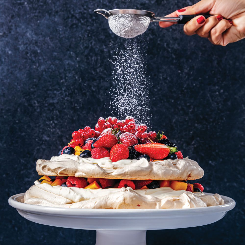 بافلوفا احتفالية بالفواكه المشكّلة