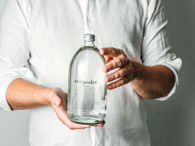 تشكّل النكهة المعدنية الخفيفة في كل جُرعة من مياه أنتيبودز تعبيرًا عن منبع هذه المياه.