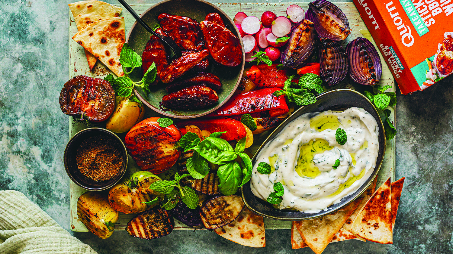 أجنحة دجاج بصلصة البافلو والباربكيو مع طبق خضروات مشوية