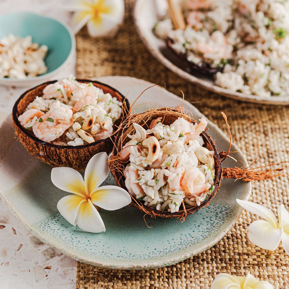 سلطة أرز مع جوز الهند، الروبيان، الكاجو والكزبرة