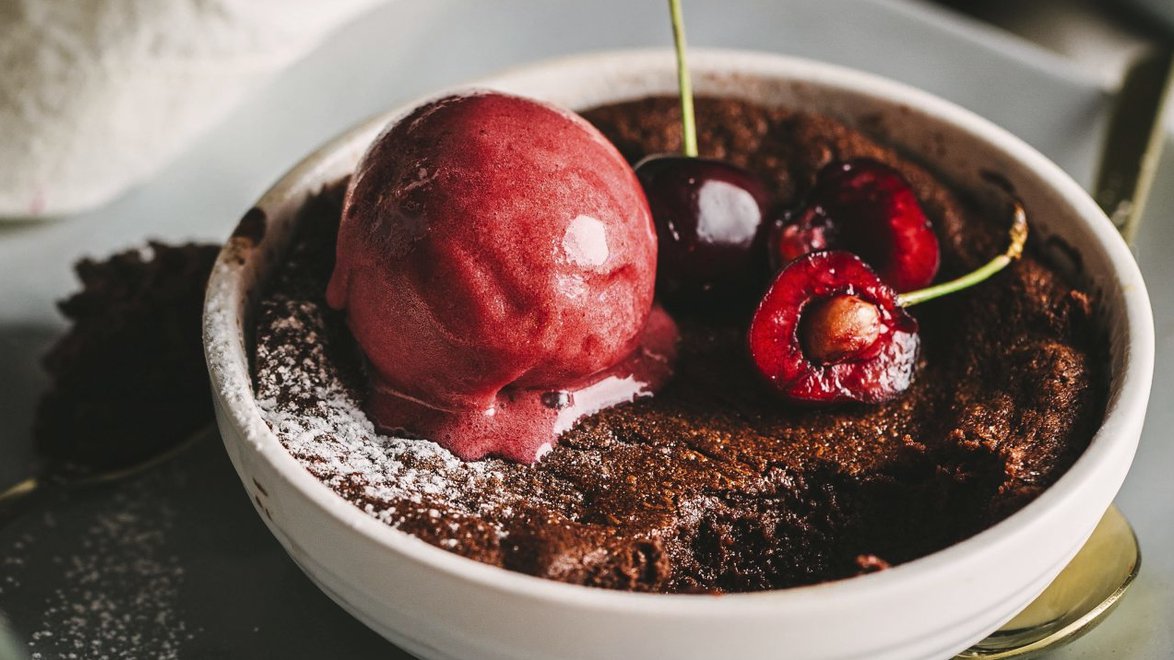 موس الشوكولاتة الداكنة المخبوزة  مع الكرز