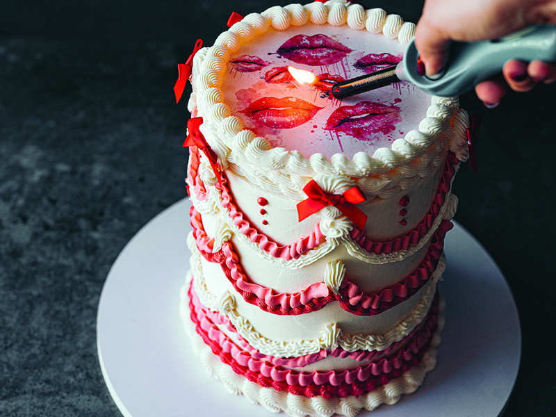 Lighting the ‘burn’ cake │ A Lambeth-style cake │Nadia works on her cakes with extreme precision │ Ikebana floral arrangements are a current trend