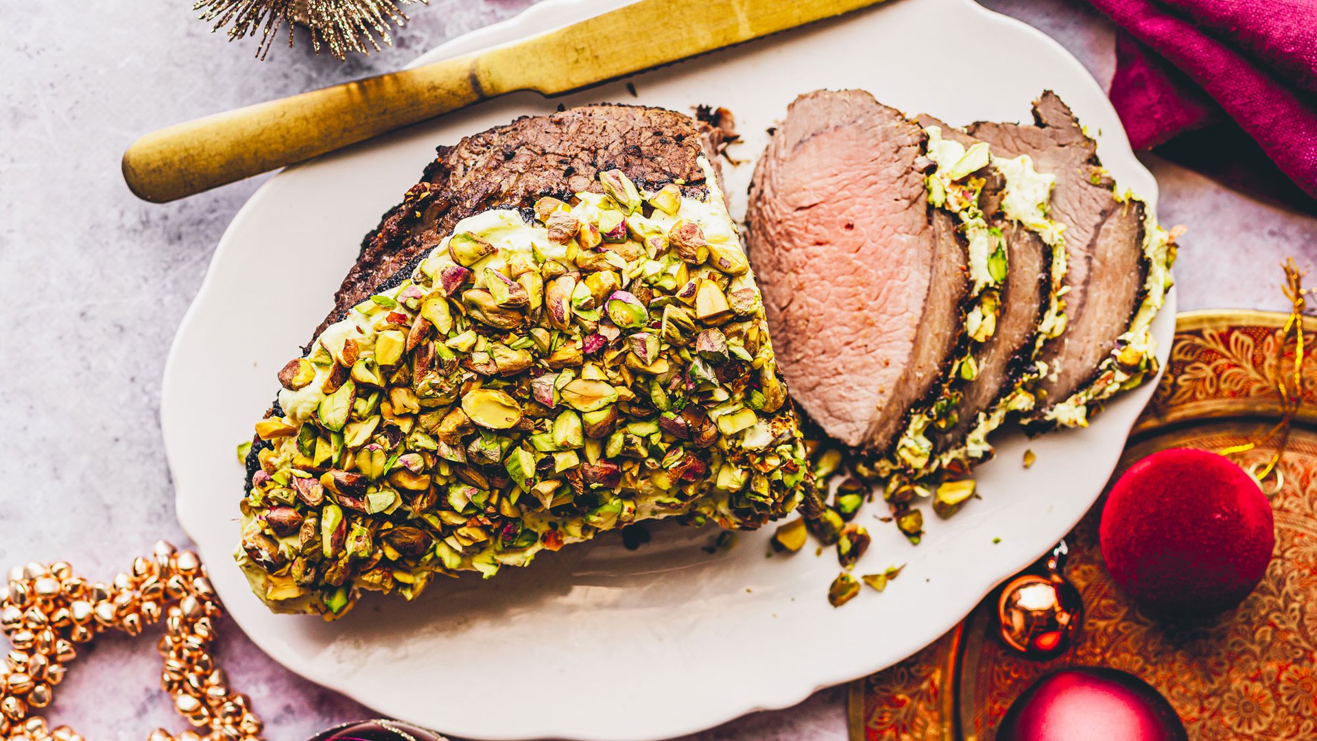 لحم بقري مشوي بالفرن بالطريقة المغربية مع الفستق الحلبي