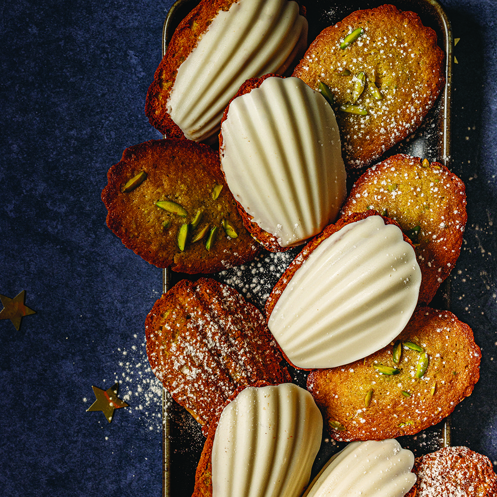 حلوى مادلين بالفستق الحلبي