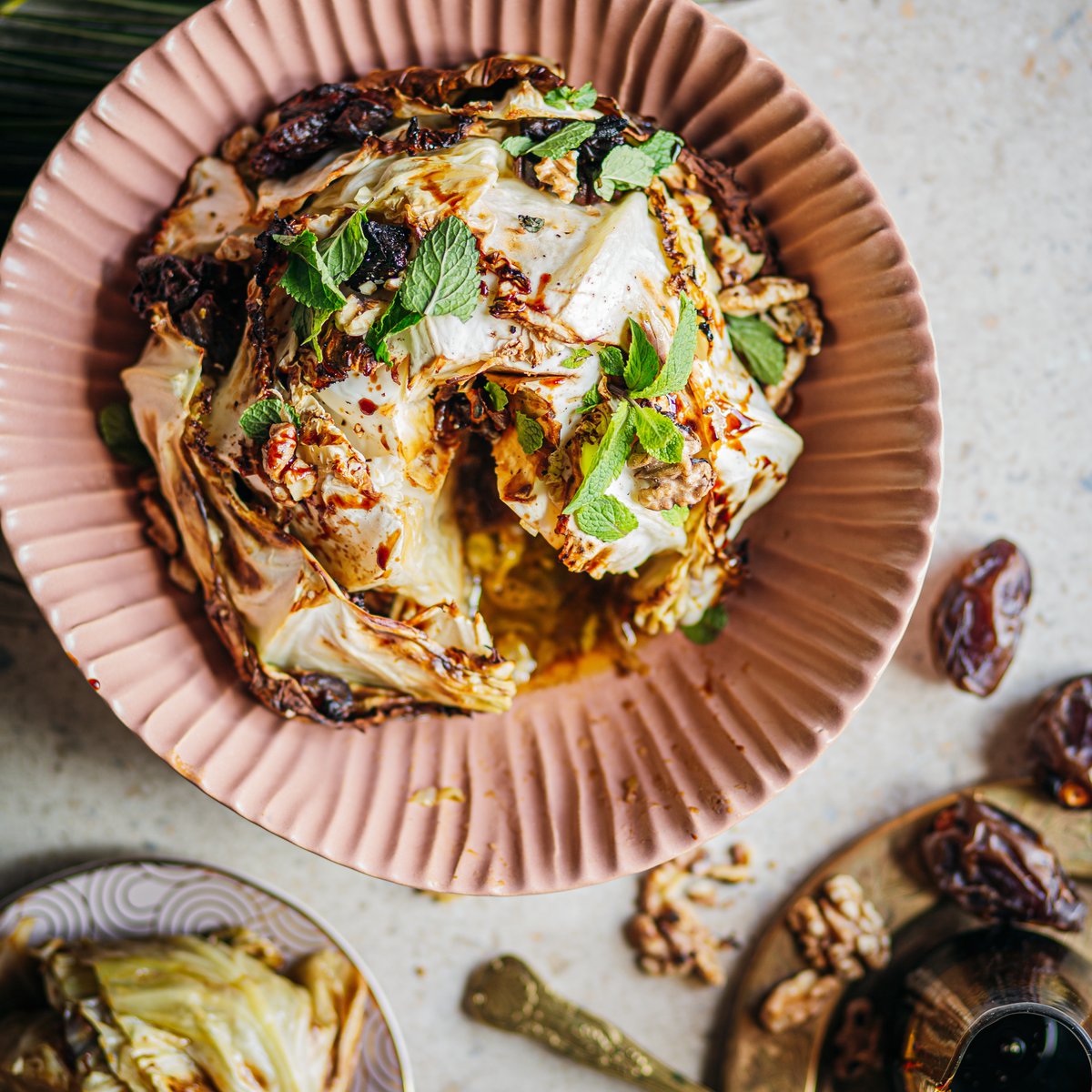 كرنب مشوي بالتمر مع النعناع وعين الجمل