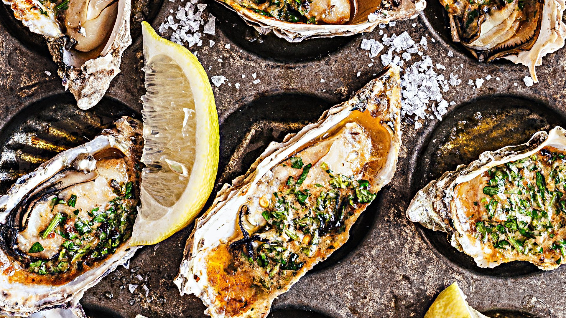 محار للشواء مع الليمون وزبدة الأعشاب