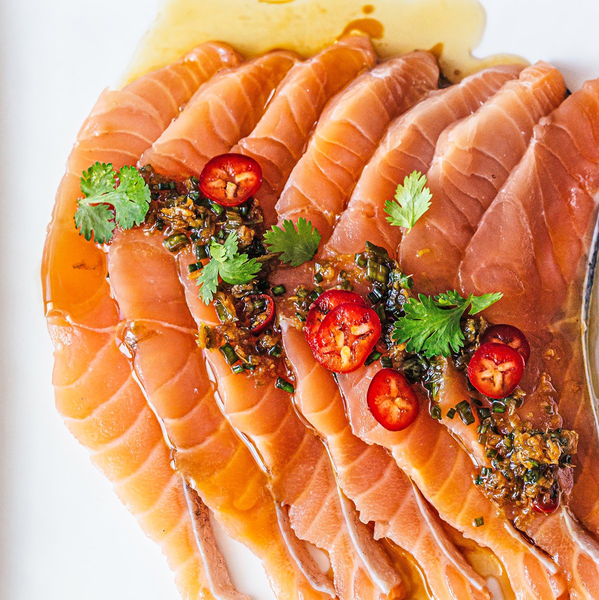 سلمون ساشيمي مع صلصة الليمون والفلفل الحار