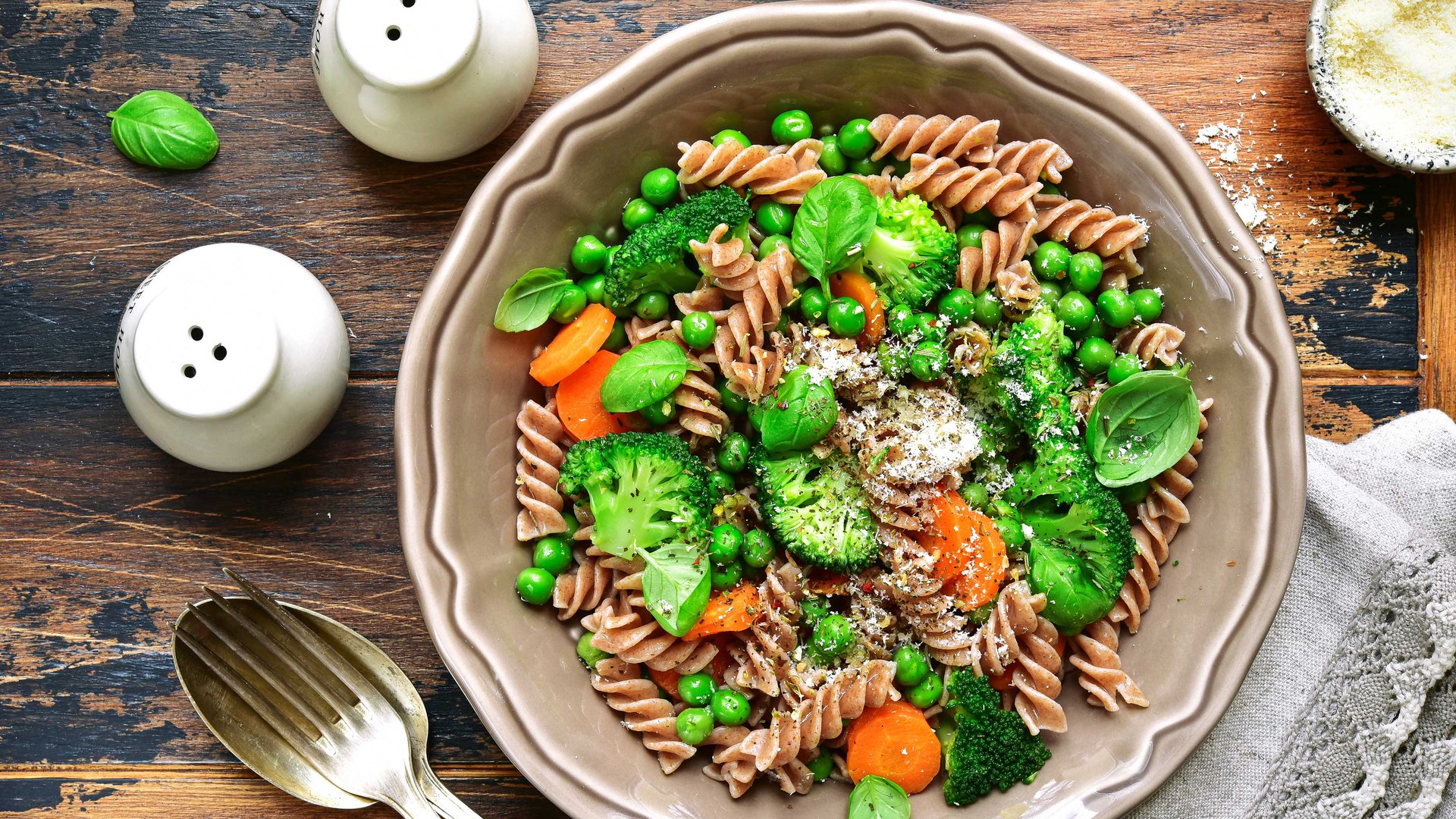 Broccoli wholewheat fusilli with chilli and breadcrumbs