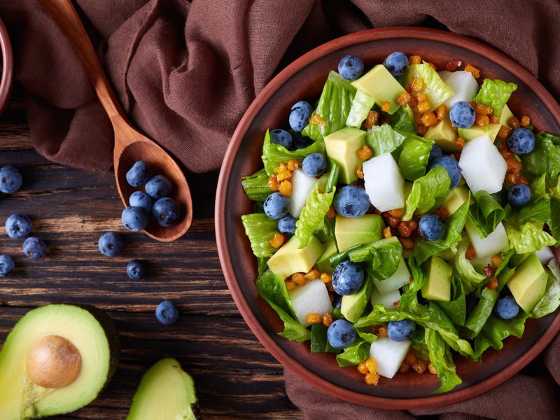 يظهر التوت الأزرق متعدد الاستخدامات في كل شيء بدءًا من بارفيه الإفطار المغطى بالتوت إلى السلطات اللذيذة وحلويات حفلات العشاء المتطورة. أضف التوت الأزرق إلى المخللات والصلصات للدواجن ولحم الضأن ولحم البقر ولحوم الطرائد للحصول على لمسة نهائية حلوة ولزجة ونكهة غنية.