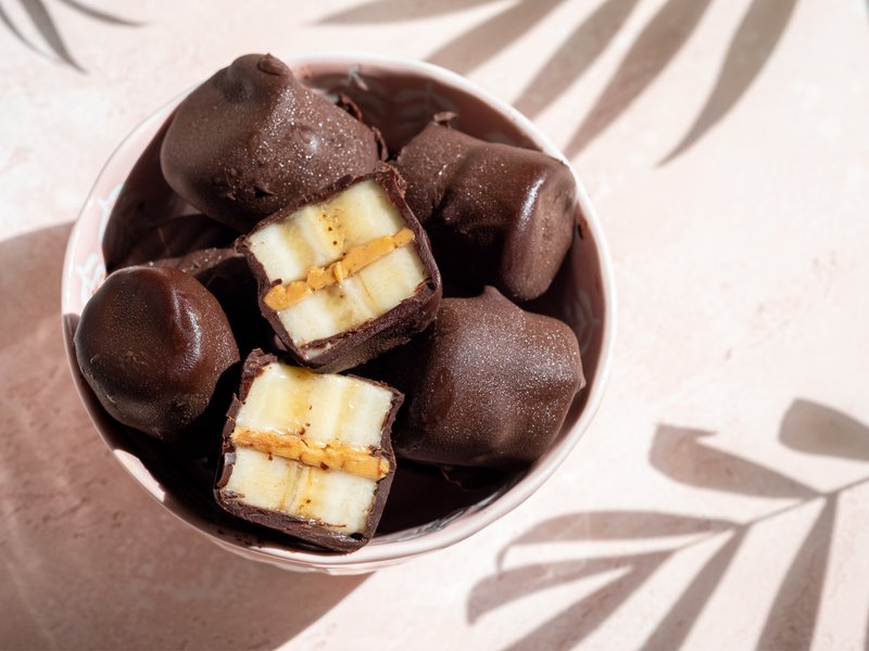 لا يوجد قواعد في تحضير الفواكه بالشوكولاتة ..استخدم اي نوع كامل أو مقطع، يمكنك ايضاً استخدام الشوكولاتة البيضا ورش بعض المكسرات والبذور الغنية بالعناصر الغذائية