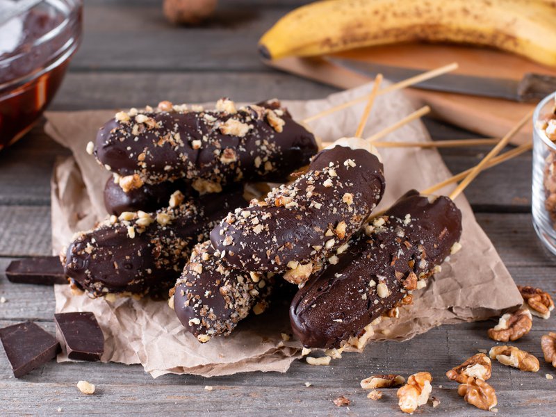 لا يوجد قواعد في تحضير الفواكه بالشوكولاتة ..استخدم اي نوع كامل أو مقطع، يمكنك ايضاً استخدام الشوكولاتة البيضا ورش بعض المكسرات والبذور الغنية بالعناصر الغذائية