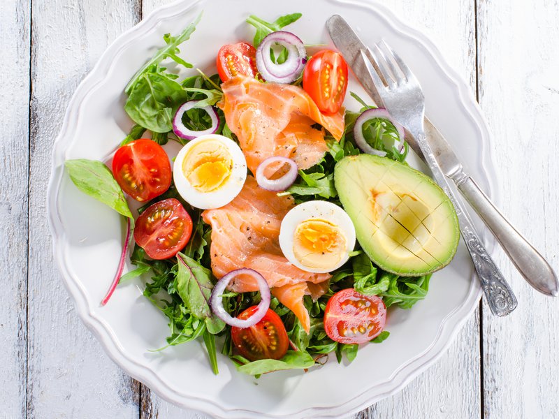 تناول سمك السلمون سواء على الإفطار أو الغداء أو العشاء. هناك طرق لذيذة لا حصر لها لإدراجها في نظامك الغذائي.