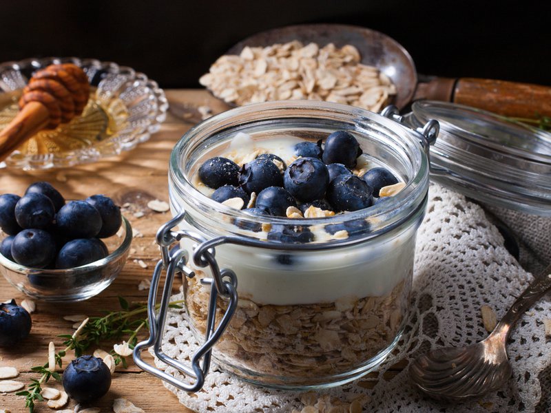 يظهر التوت الأزرق متعدد الاستخدامات في كل شيء بدءًا من بارفيه الإفطار المغطى بالتوت إلى السلطات اللذيذة وحلويات حفلات العشاء المتطورة. أضف التوت الأزرق إلى المخللات والصلصات للدواجن ولحم الضأن ولحم البقر ولحوم الطرائد للحصول على لمسة نهائية حلوة ولزجة ونكهة غنية.