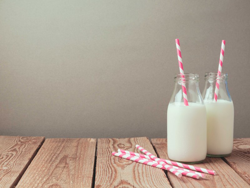 يعتبر الحليب مصدرًا جيدًا لفيتامين أ والمغنيسيوم والزنك والثيامين (ب 1).