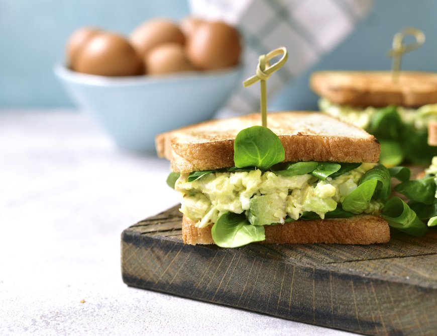 Egg, avocado and green leaves are a great combination for a super healthy and quick meal that's loaded with protein, healthy fat and fibre while also low in carbs. Enjoy for breakfast or pack in tin foil for lunch and a great way to stay focused at work during the afternoon.