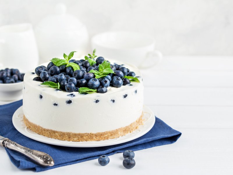 يظهر التوت الأزرق متعدد الاستخدامات في كل شيء بدءًا من بارفيه الإفطار المغطى بالتوت إلى السلطات اللذيذة وحلويات حفلات العشاء المتطورة. أضف التوت الأزرق إلى المخللات والصلصات للدواجن ولحم الضأن ولحم البقر ولحوم الطرائد للحصول على لمسة نهائية حلوة ولزجة ونكهة غنية.