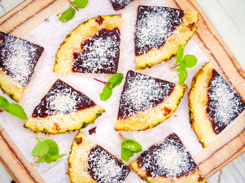 لا يوجد قواعد في تحضير الفواكه بالشوكولاتة ..استخدم اي نوع كامل أو مقطع، يمكنك ايضاً استخدام الشوكولاتة البيضا ورش بعض المكسرات والبذور الغنية بالعناصر الغذائية