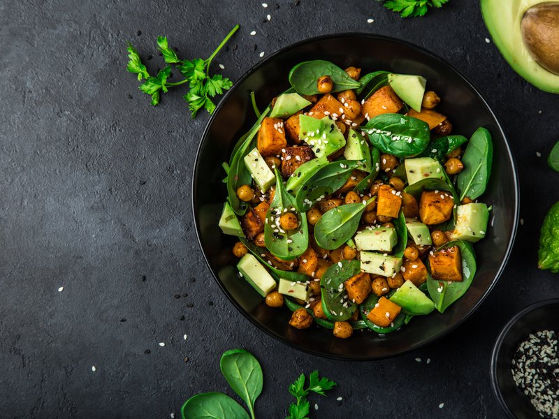 البطاطا الحلوة مليئة بالبيتا كاروتين الذي يعتبر عنصر مفيد للجلد